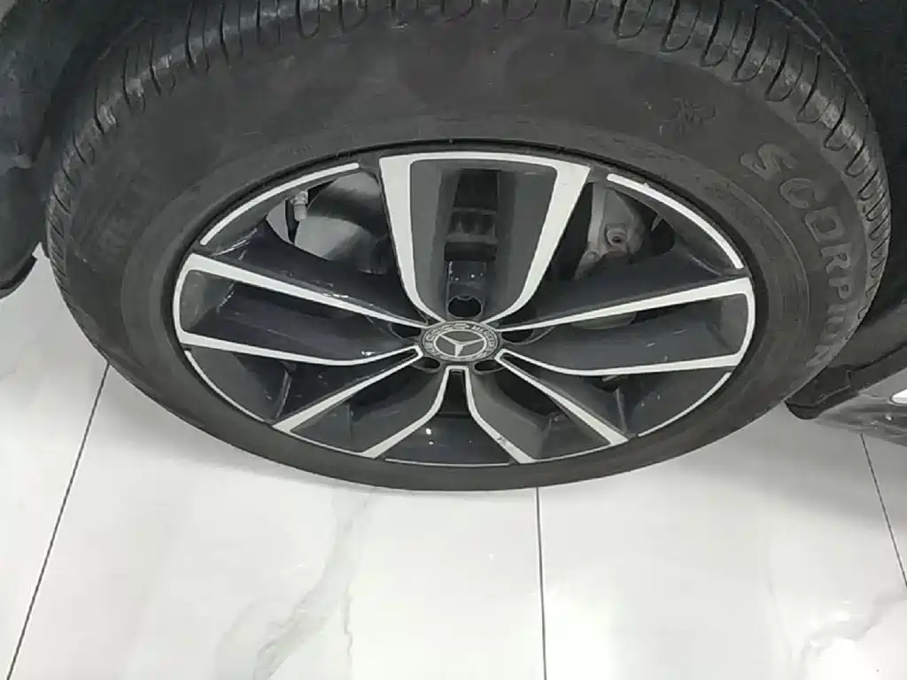 Photo 23 - Mercedes-Benz GLC