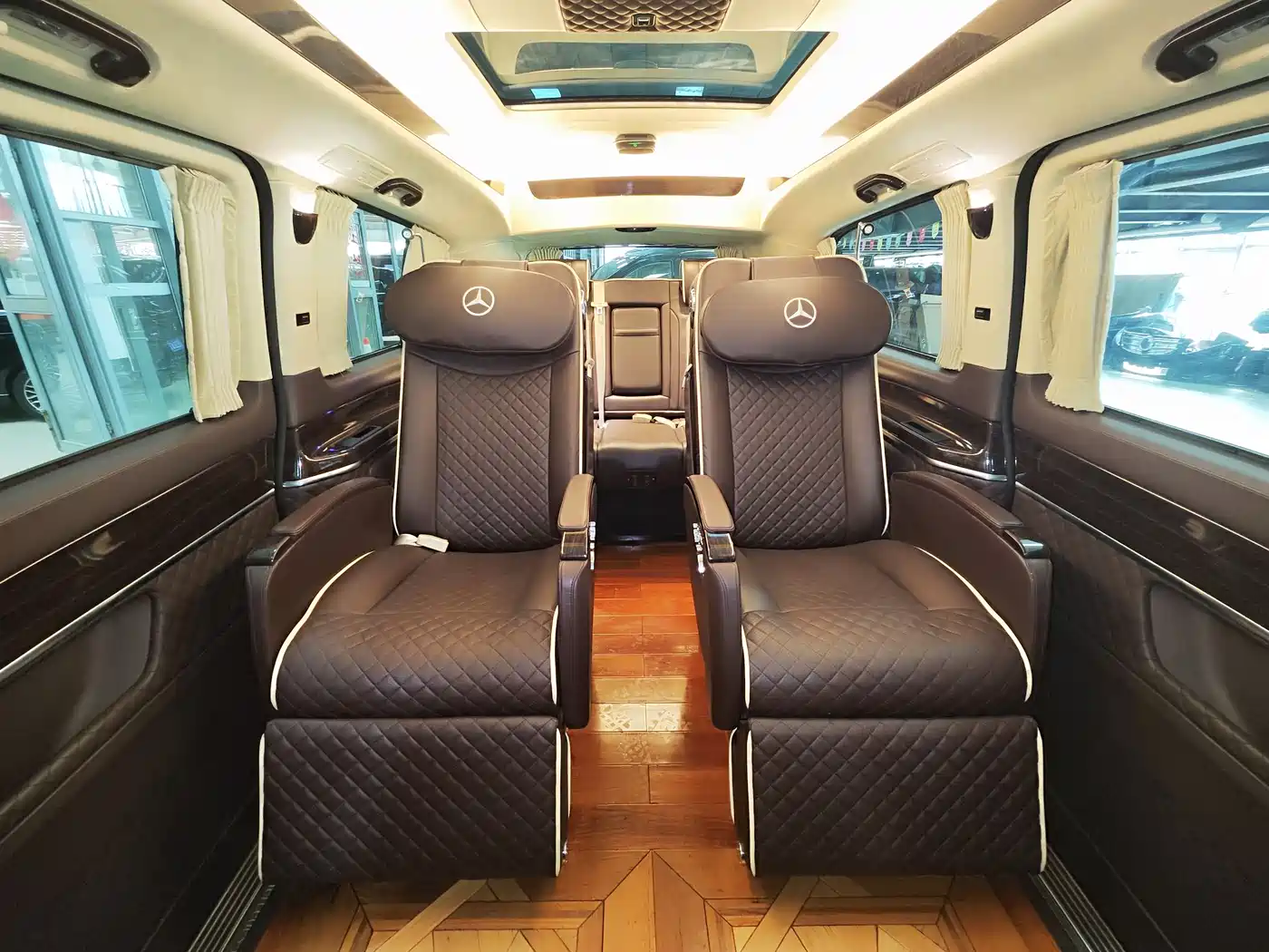 Mercedes-Benz V-Class 2017 Model V 260 L Premium Extended Edition фото 8