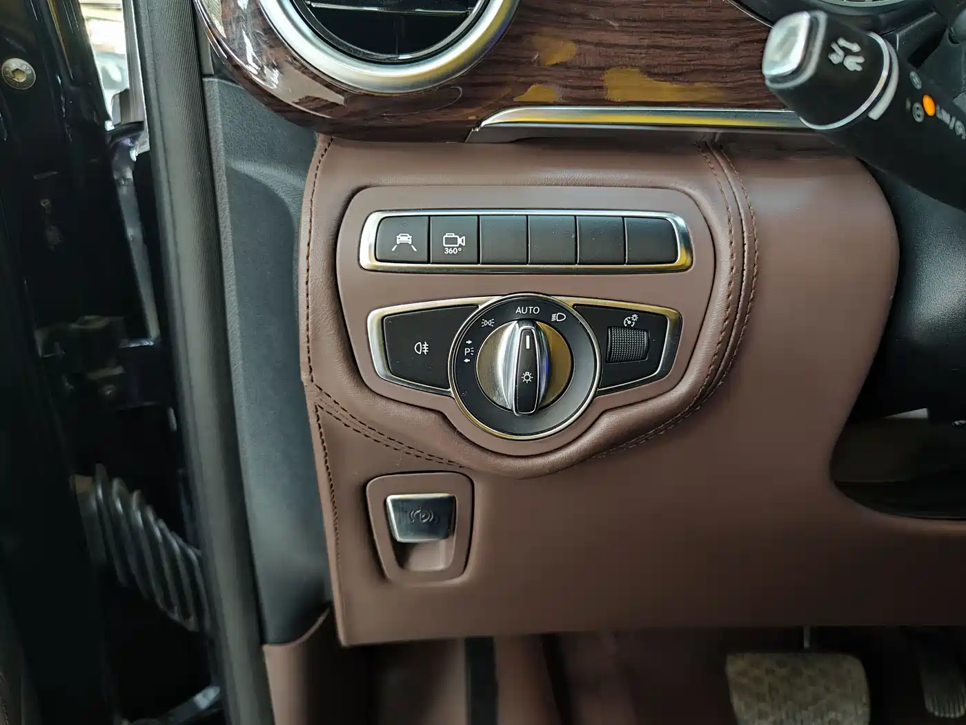Mercedes-Benz V-Class 2017 Model V 260 L Premium Extended Edition фото 17