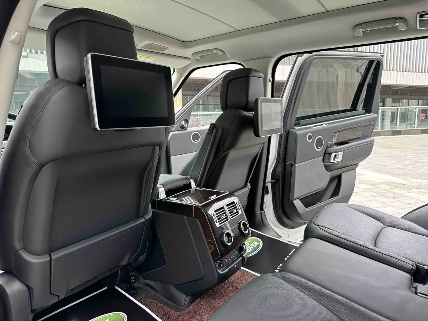 Land Rover Range Rover 2020 3.0 L6 Heritage Extended Edition фото 15