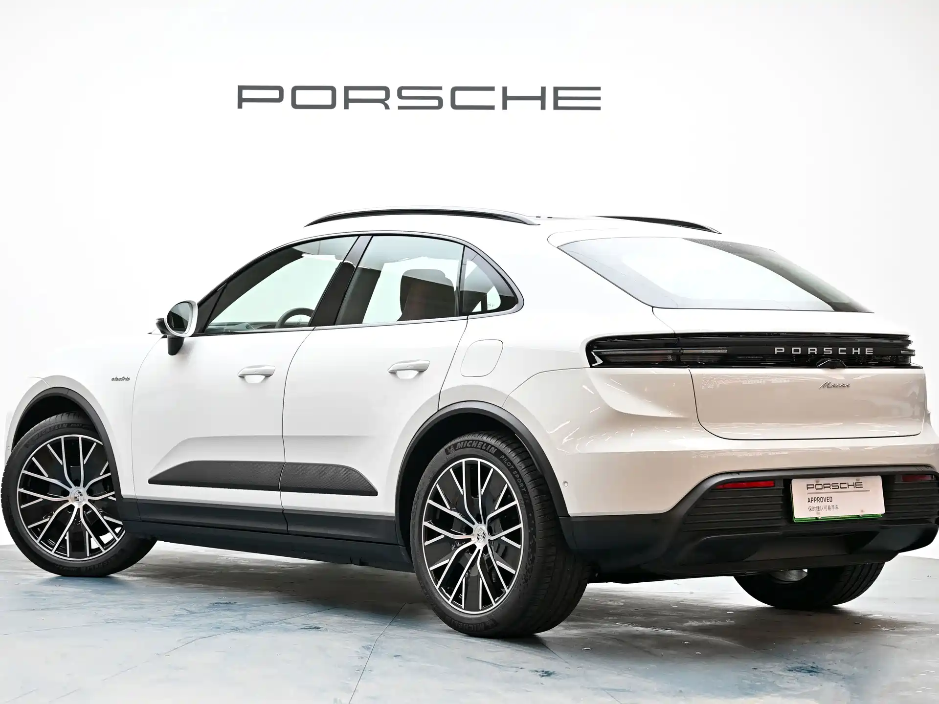 Фото 15 - Porsche Macan EV