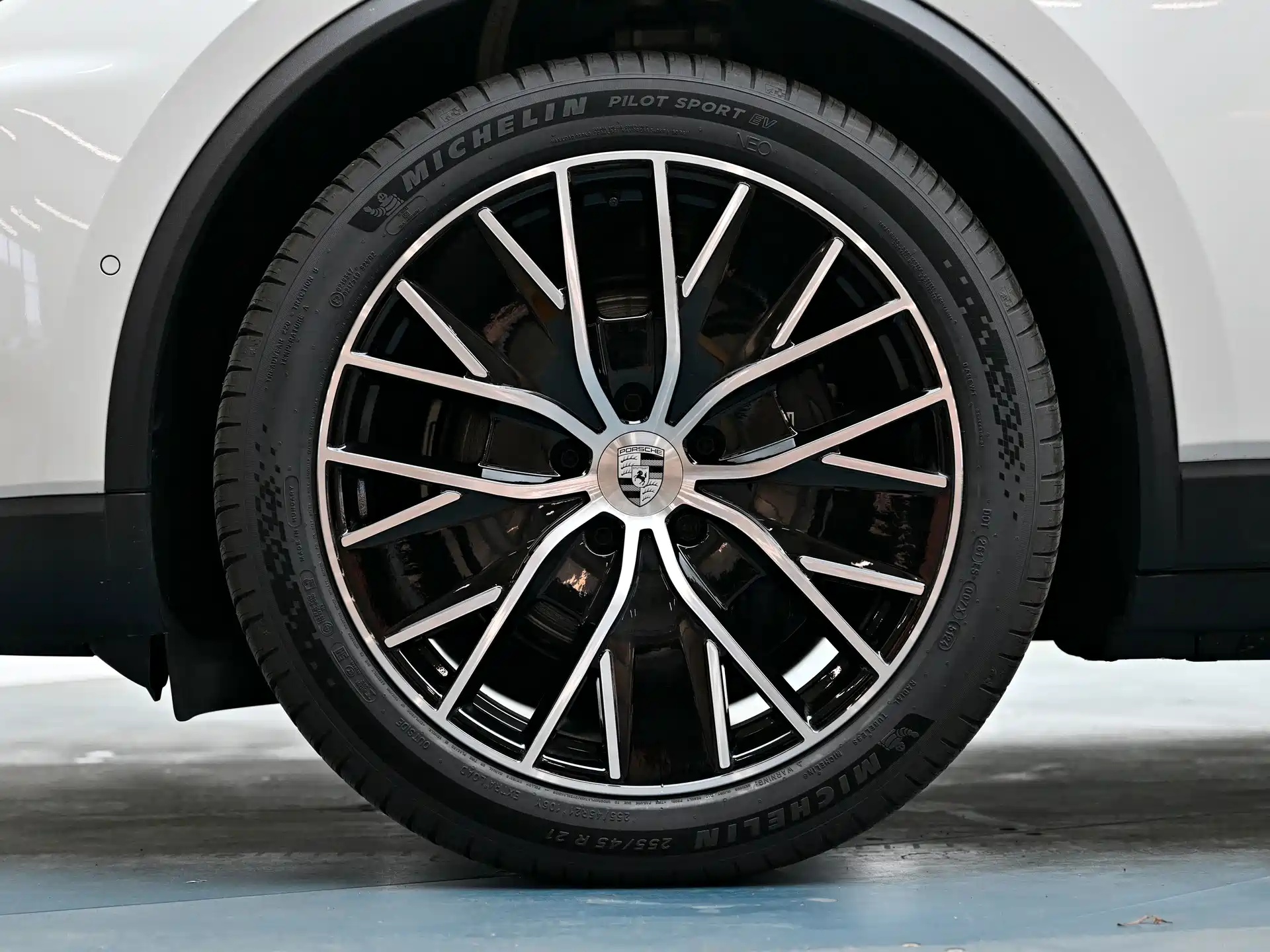 Фото 4 - Porsche Macan EV