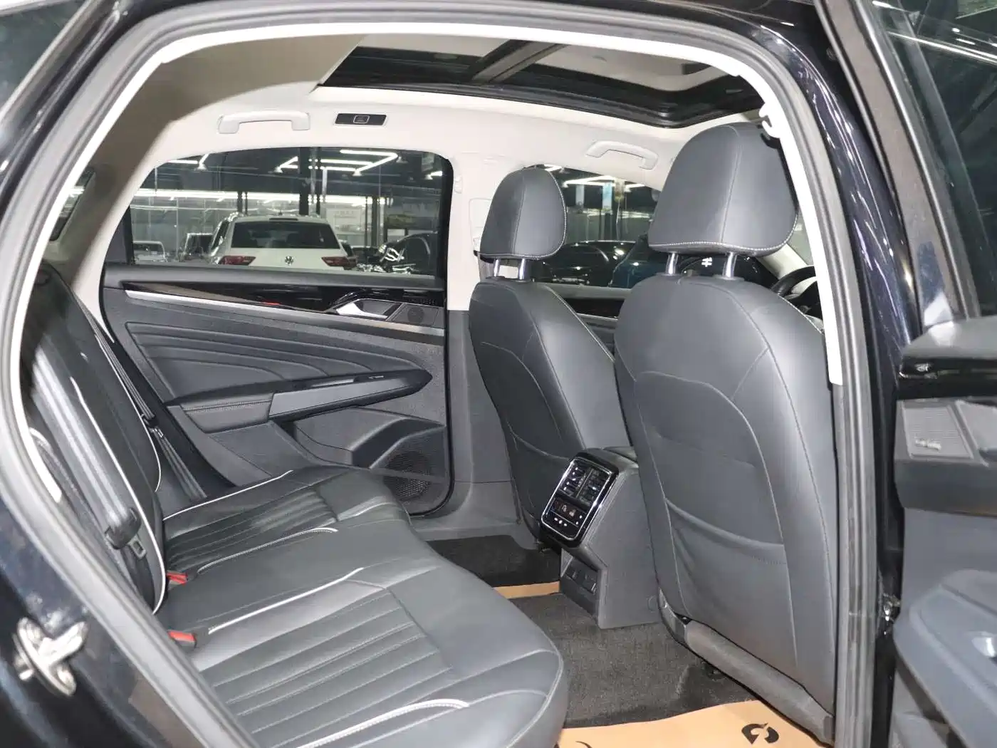 Volkswagen Passat 2023 330TSI Elite Edition фото 13