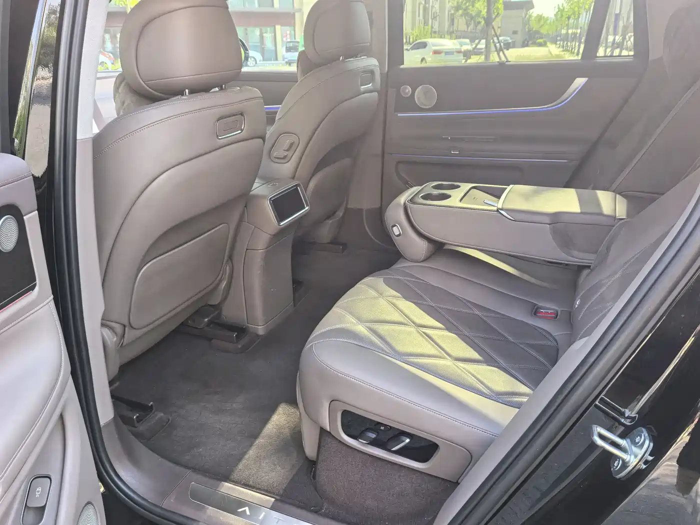 AITO Wenjie AITO M9 2025 Extended Range Ultra 52kWh 5-Seater фото 7