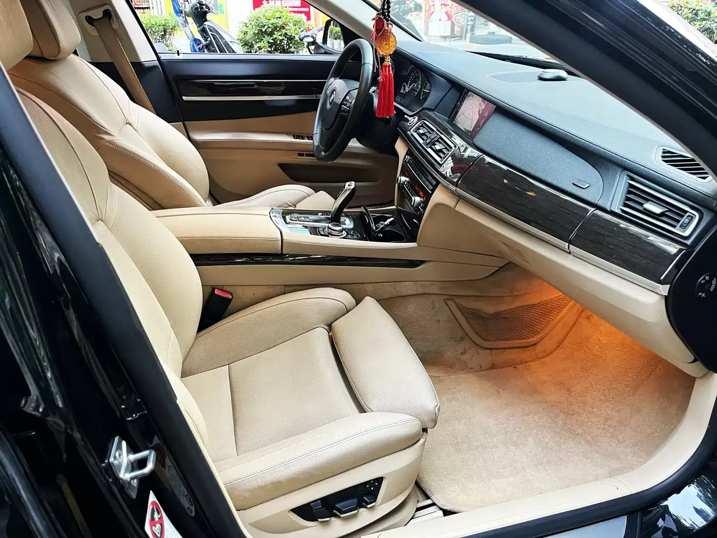 BMW 7 Series 2009 730Li Leading фото 9