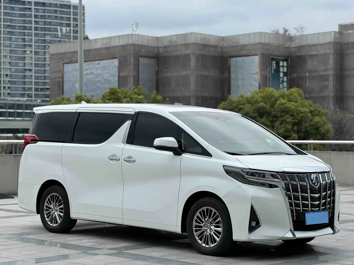 Toyota Alphard 2020 Hybrid 2.5L Luxury Edition фото 3
