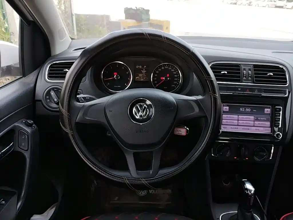 Volkswagen Polo 2014 1.4L Automatic Comfort Edition фото 11