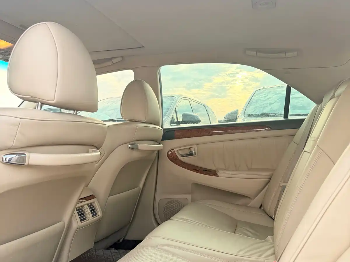 صورة 13 - Toyota Crown
