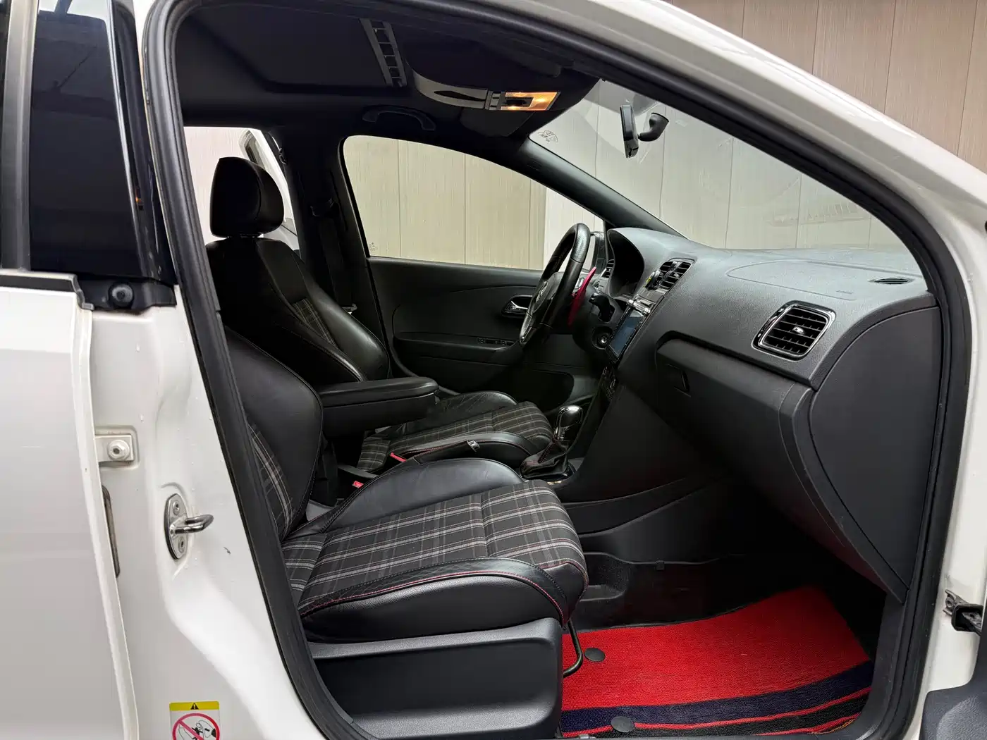 Volkswagen Polo 2012 1.4TSI GTI фото 9