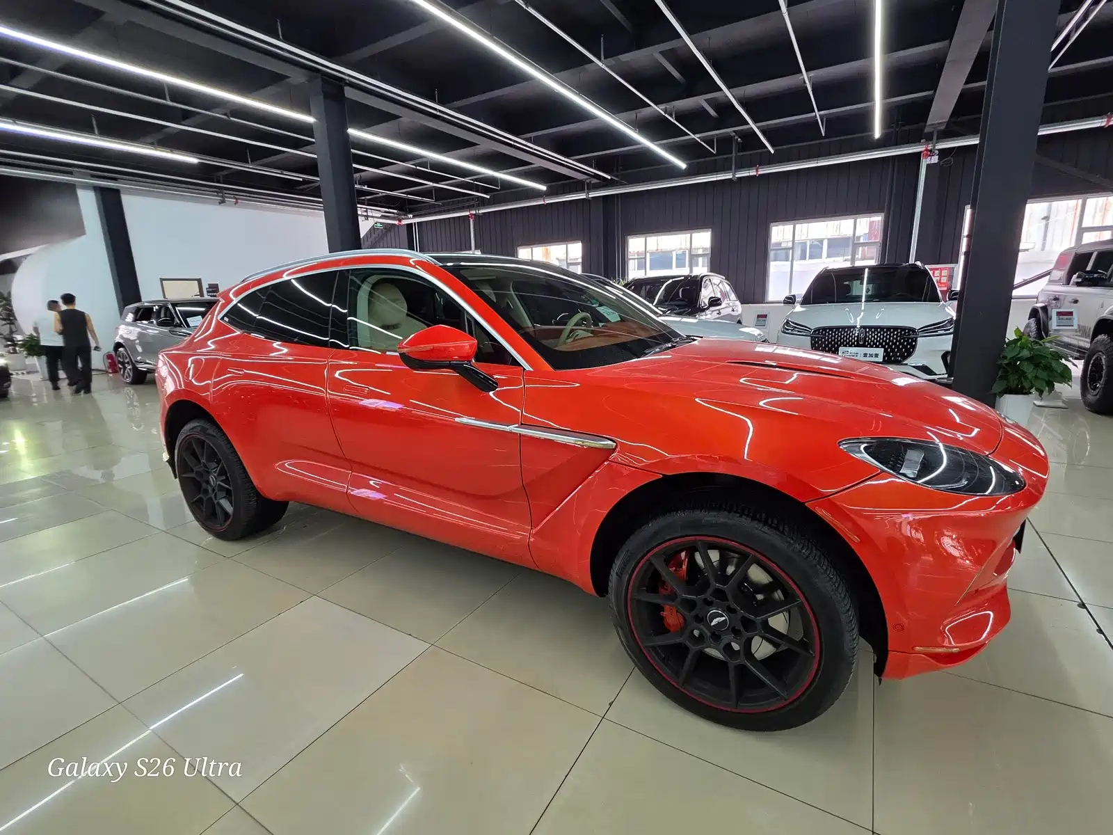 Фото 3 - Aston Martin DBX