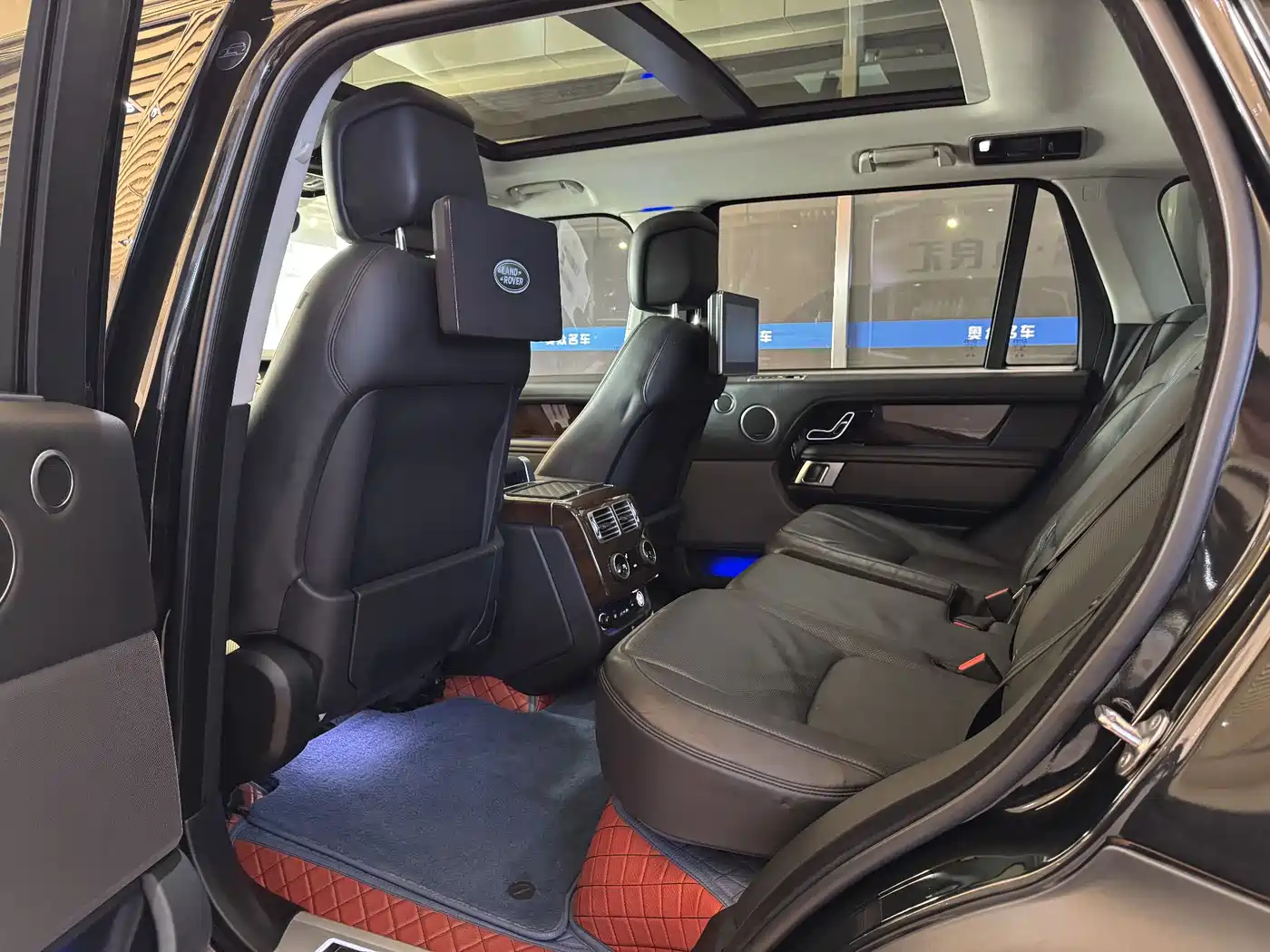 Land Rover Range Rover 2020 3.0 L6 Heritage Extended Edition фото 10