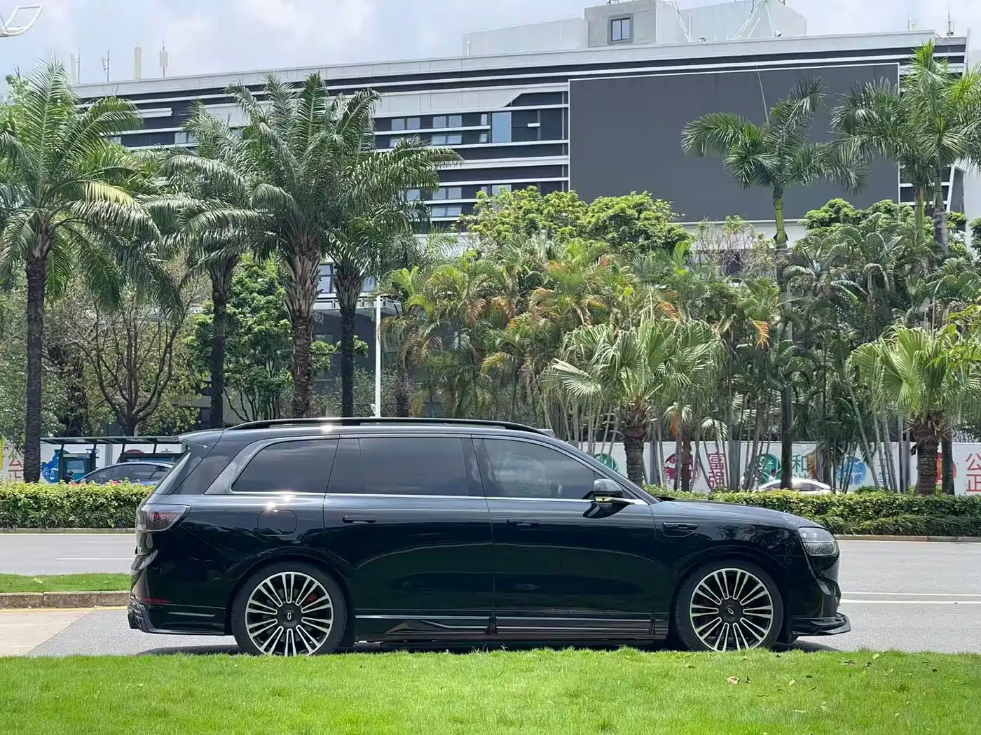 AITO Wenjie AITO M9 2024 Extended Range Ultra 42kWh 6-Seater фото 7
