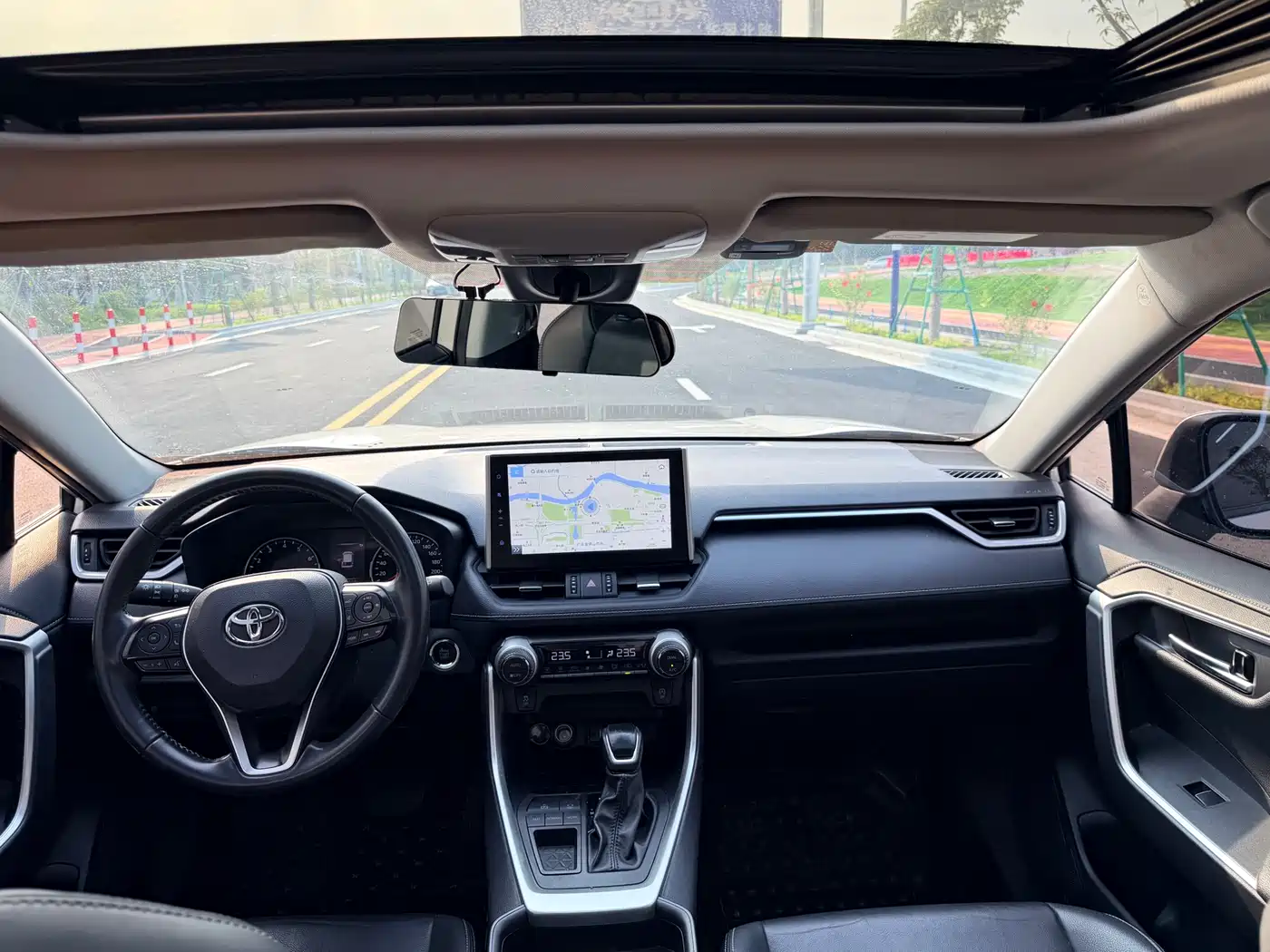 Toyota Wildlander 2022 2.0L CVT FWD Luxury Edition фото 4