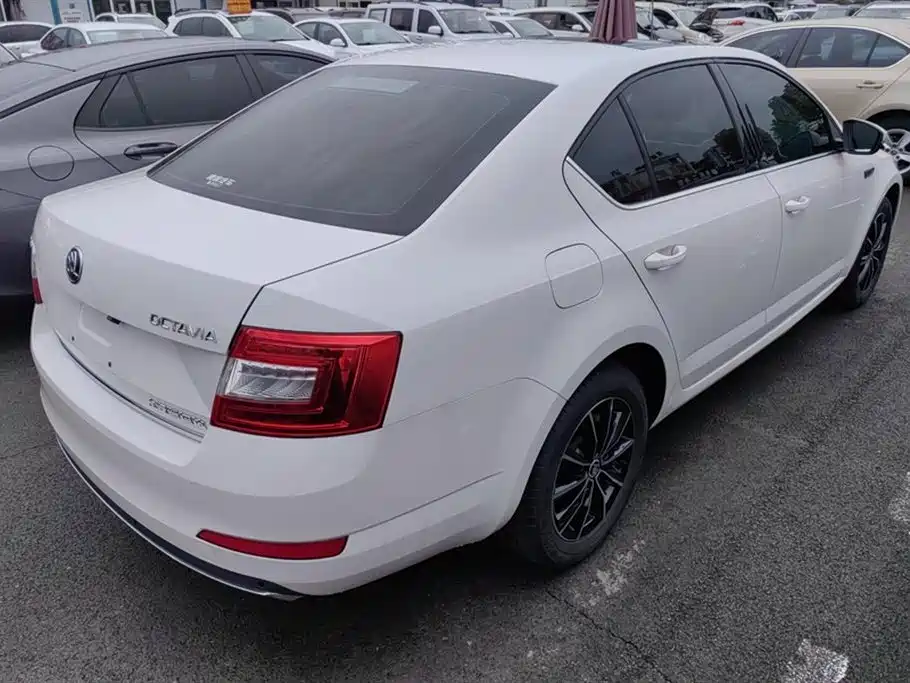 Škoda Octavia 2017 1.6L Automatic Smart Edition фото 3