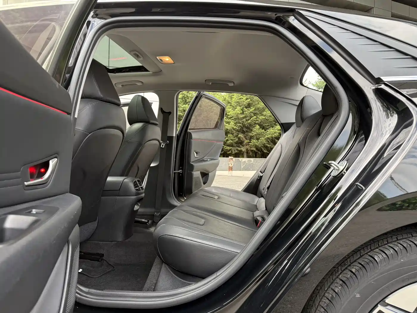 Hyundai Elantra 2022 1.5L CVT LUX Premium Edition фото 11