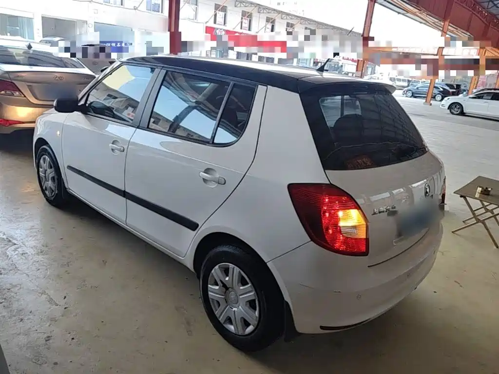 Škoda Fabia 2014 1.4L Automatic Crystal Edition фото 5