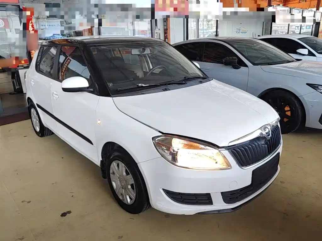 Škoda Fabia 2014 1.4L Automatic Crystal Edition фото 4