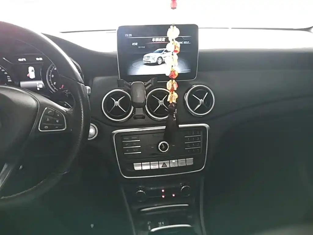 Mercedes-Benz GLA 2018 GLA 200 Dynamic фото 13