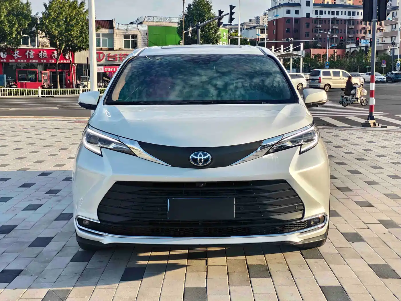 Toyota Sienna 2023 2.5L Hybrid Comfort Edition фото 2