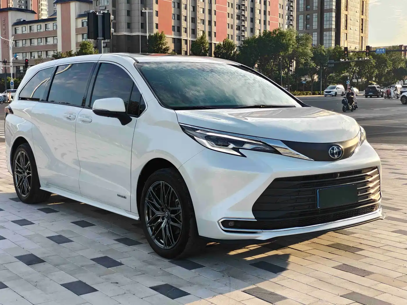 Toyota Sienna 2023 2.5L Hybrid Comfort Edition фото 3
