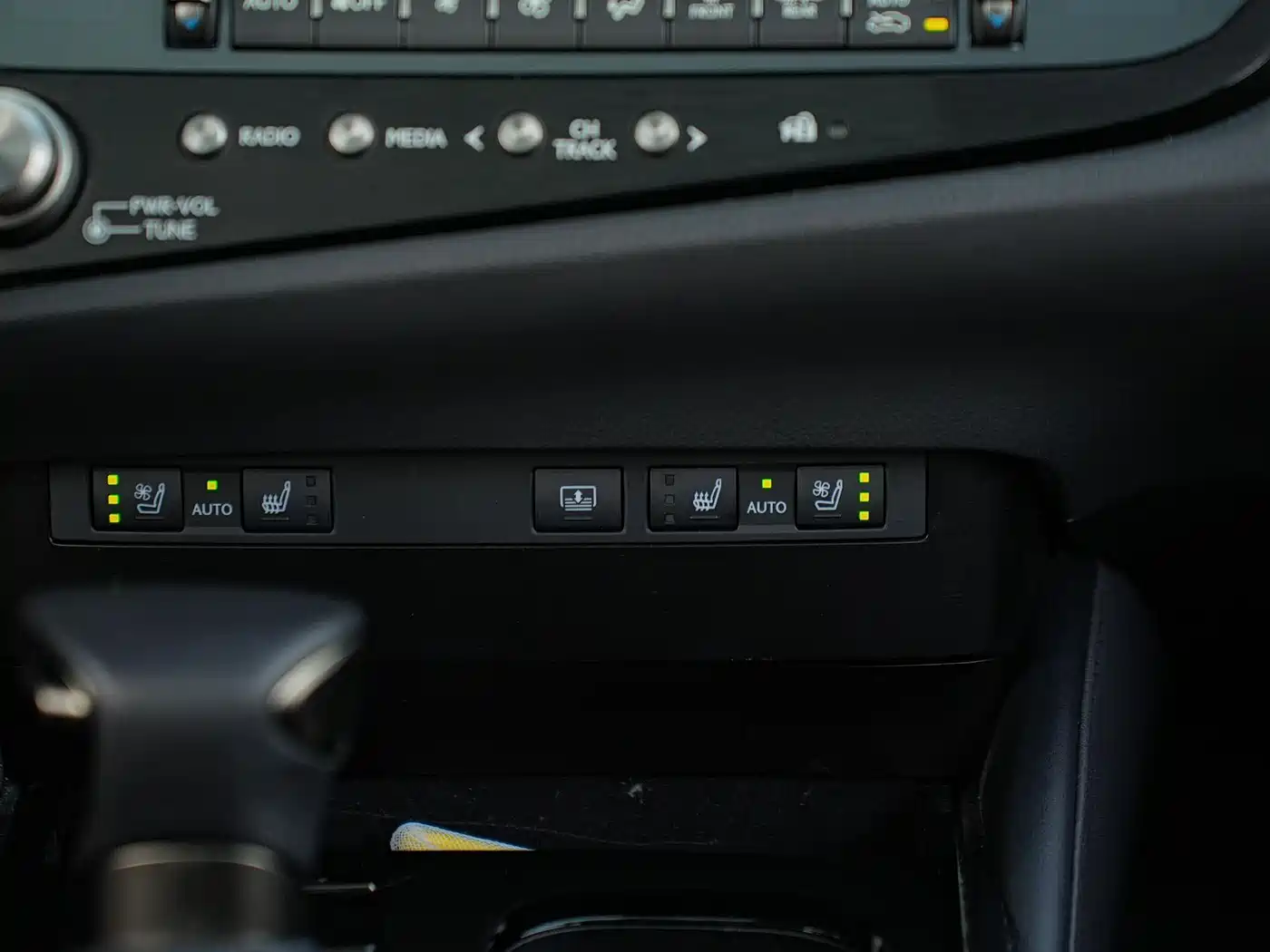 Lexus ES 2024 200 Premium Edition фото 19