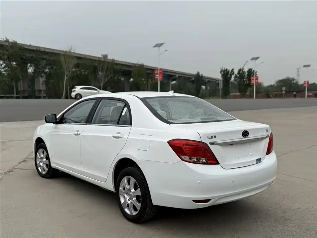 BYD E5