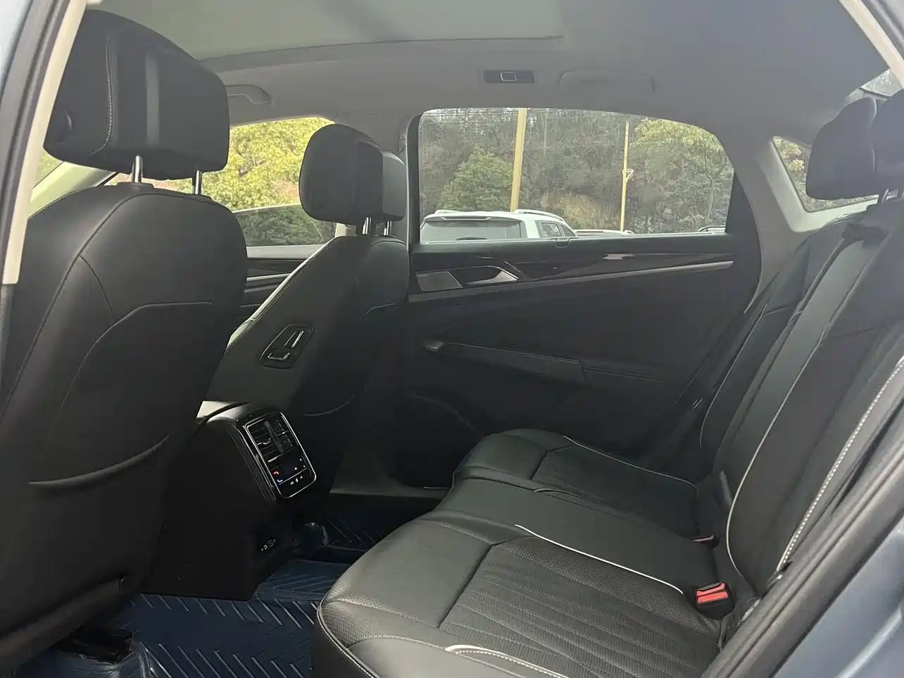 Volkswagen Passat 2022 330TSI Luxury Edition фото 22