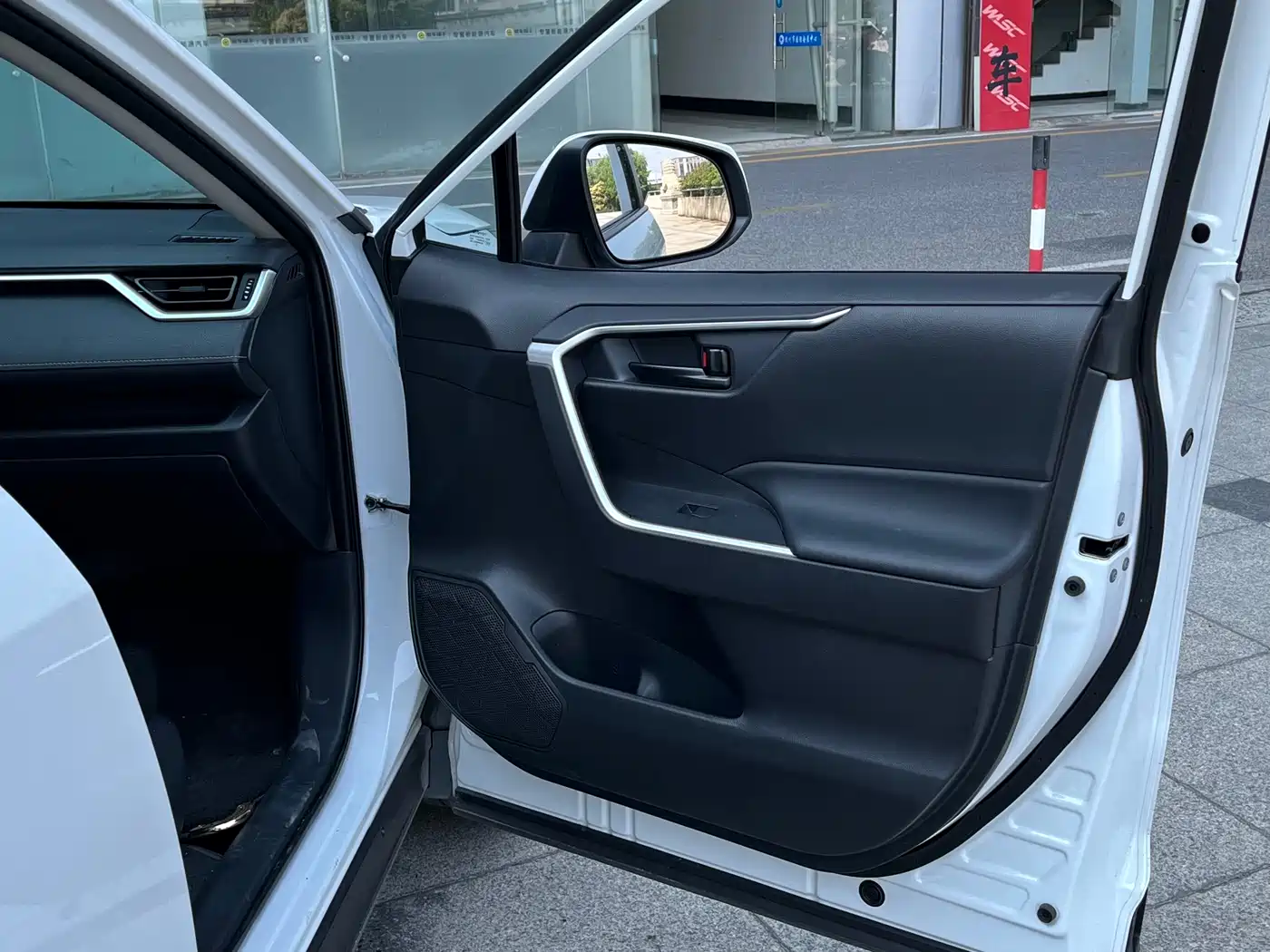 Toyota Wildlander 2023 2.0L CVT FWD LE фото 18