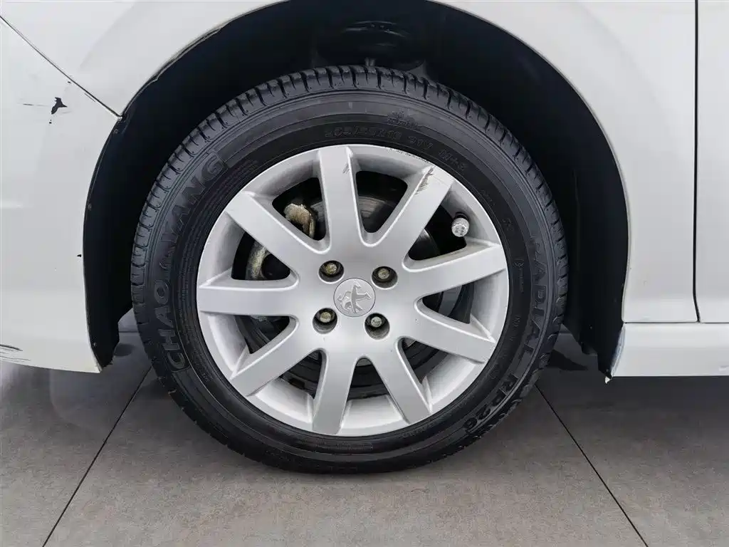 Peugeot 308 2014 Model Joy Edition Classic 1.6L Automatic Superior Style фото 17