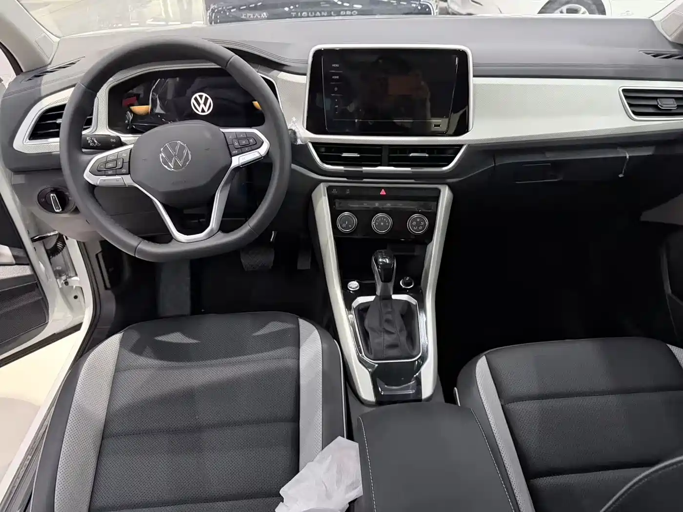 Volkswagen T-ROC 2025 Second Facelift 280TSI DSG 2WD Time Edition фото 8