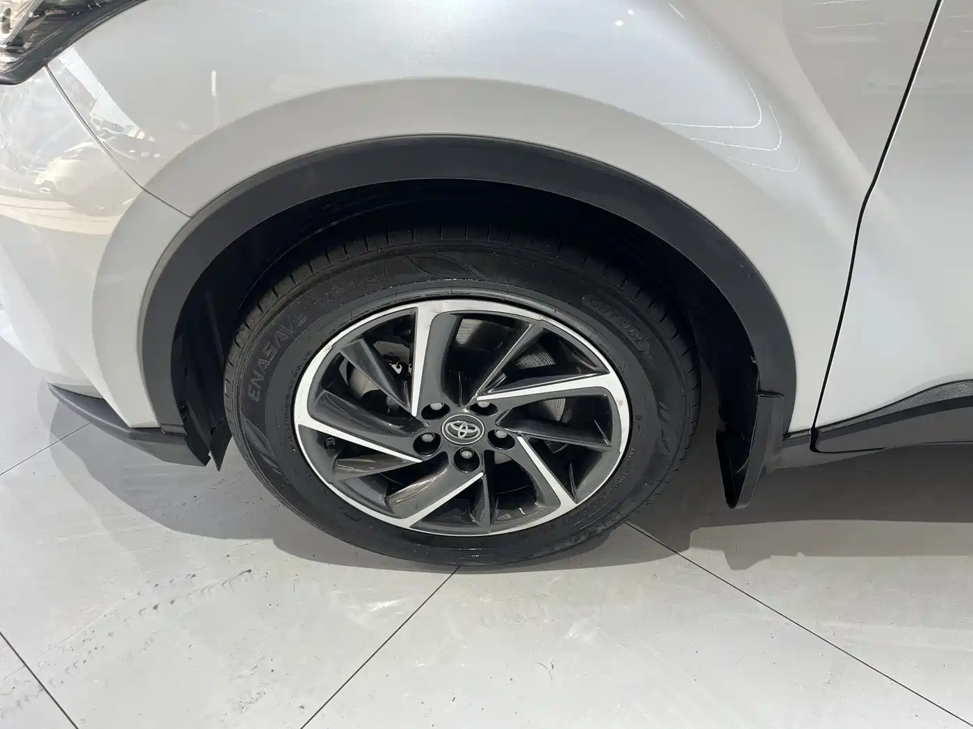 Toyota C-HR 2021 Dual Engine 2.0L E-CVT Luxury Edition фото 13