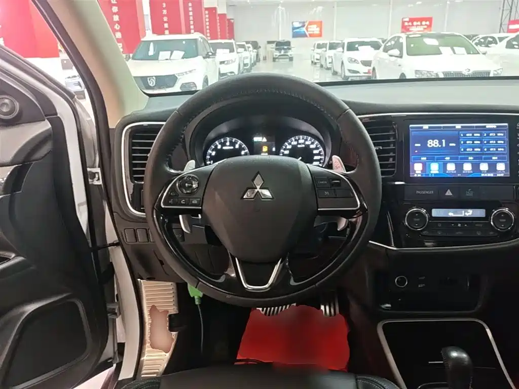 MITSUBISHI OUTLANDER