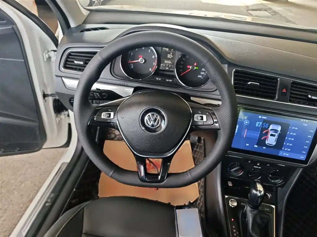 Volkswagen Lavida 2017 1.6L Automatic Comfort Edition фото 11
