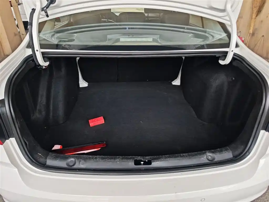 Volkswagen Lavida 2017 1.6L Automatic Comfort Edition фото 19