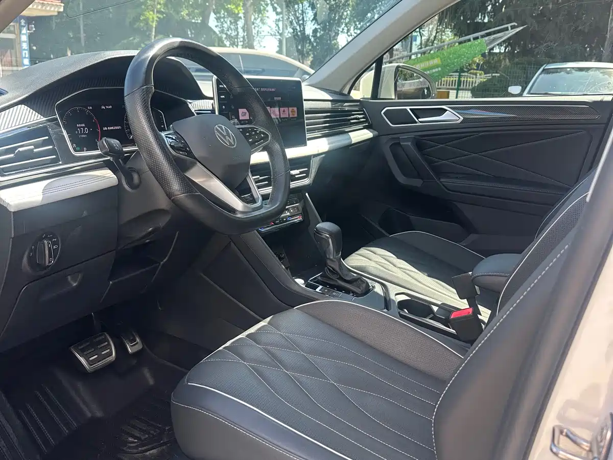 Volkswagen Tiguan L 2021 330TSI Automatic 2WD R-Line Premium фото 17