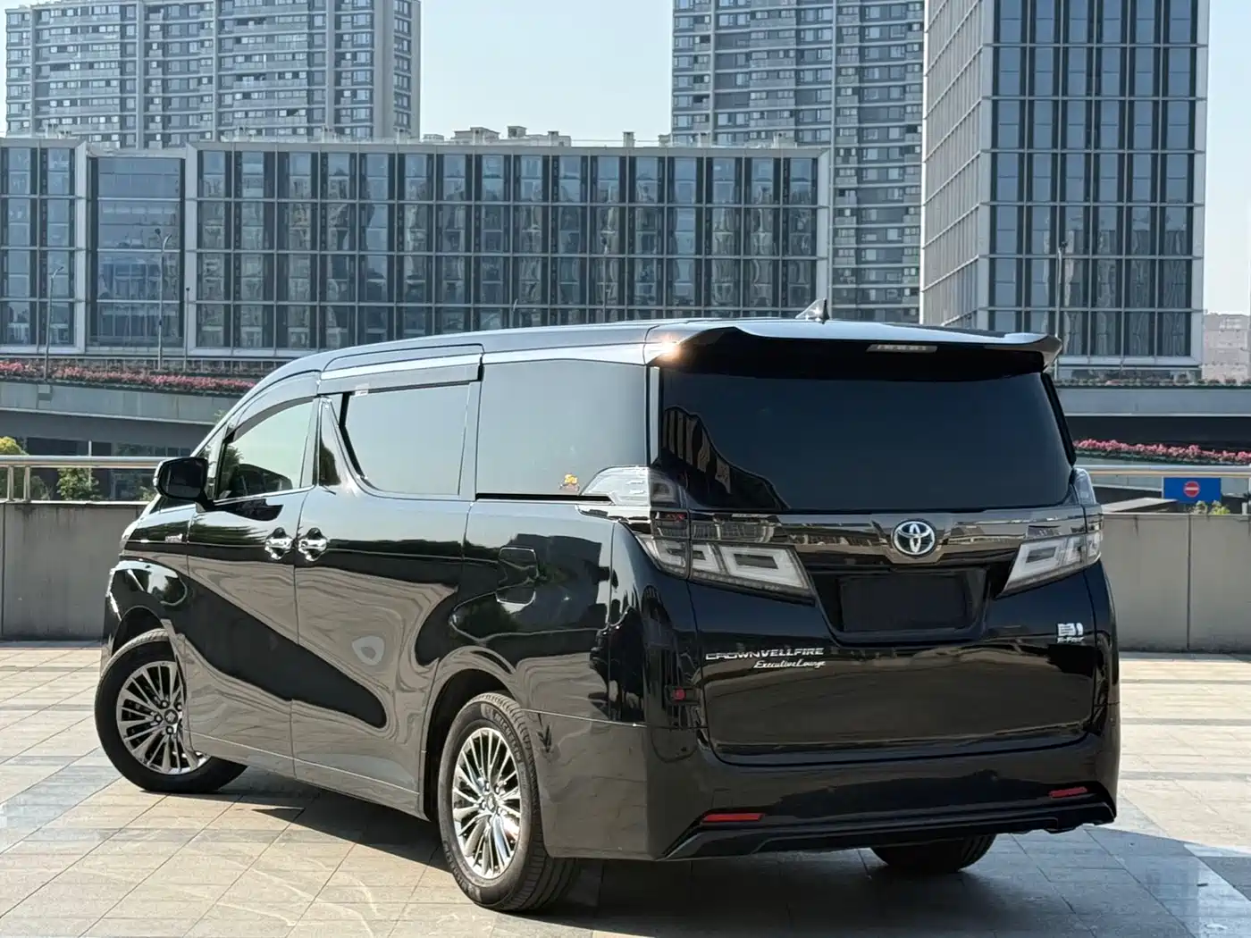 Toyota Vellfire 2021 Crown Hybrid 2.5L HV Premium Edition фото 16