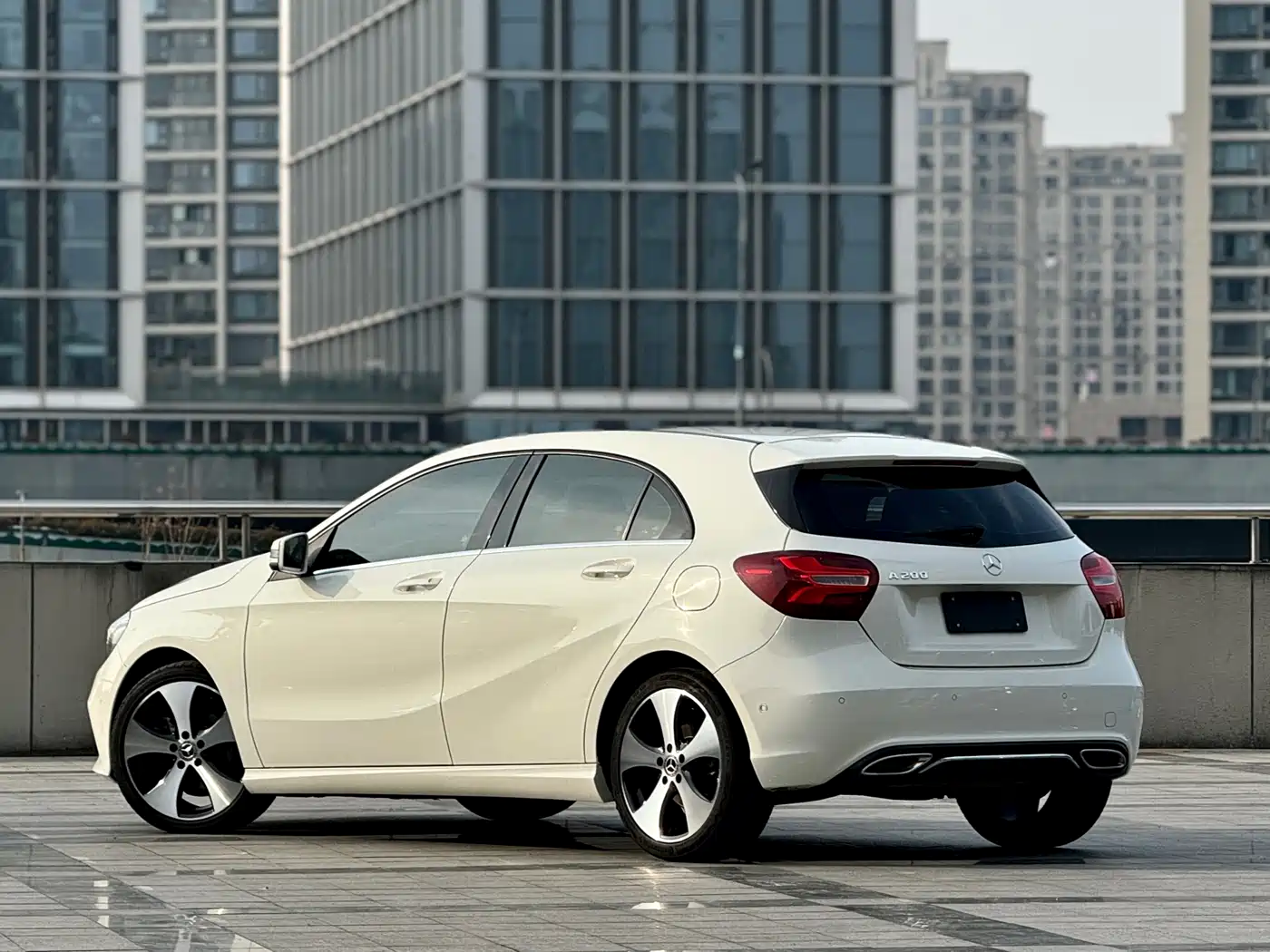 Mercedes-Benz A-Class (Import) 2017 A 200 Fashion Edition фото 3