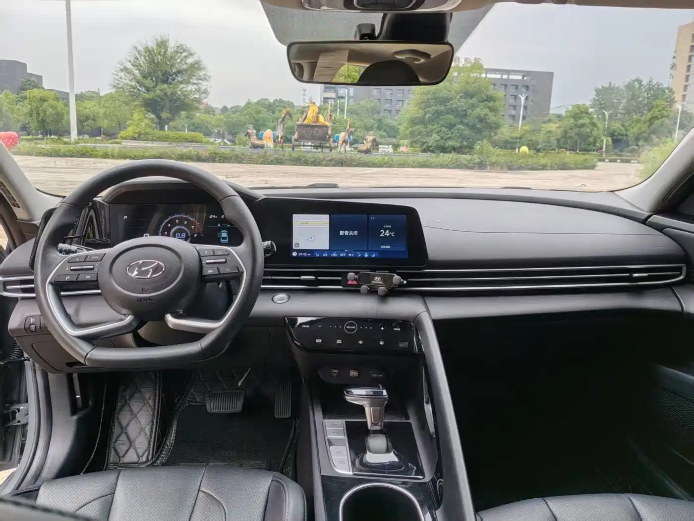 Hyundai Elantra 2022 1.5L CVT LUX Premium Edition фото 6