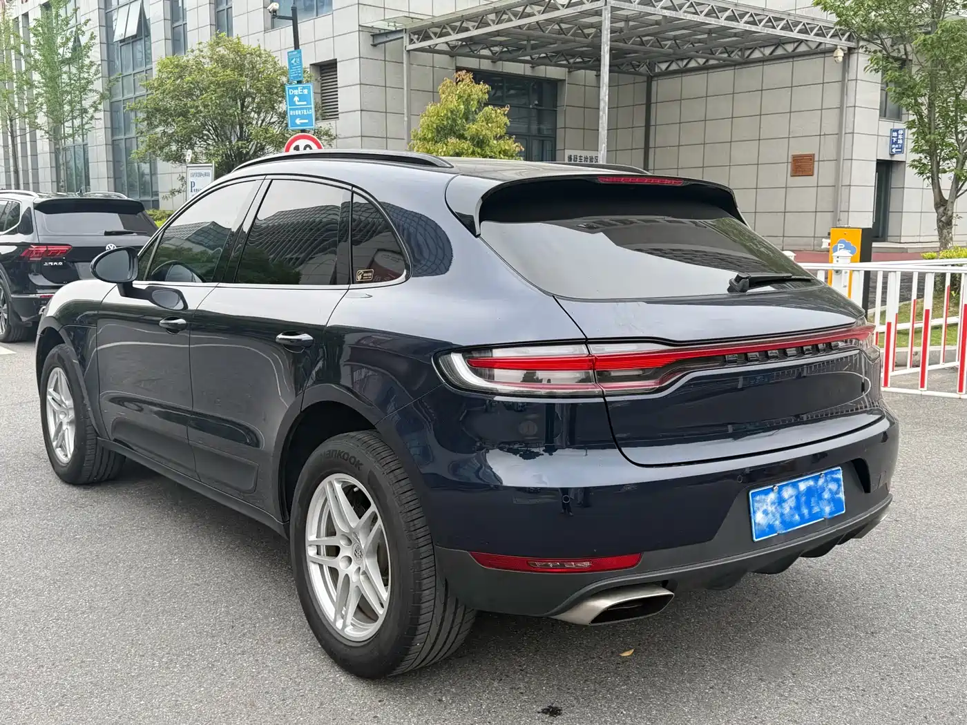 PORSCHE MACAN