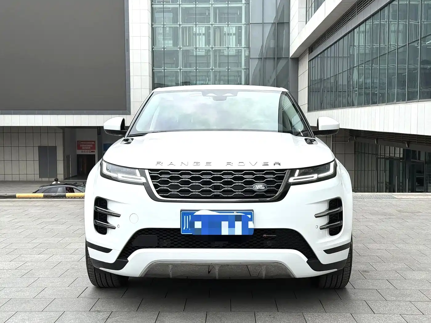 Land Rover Range Rover Evoque 2023 Range Rover Evoque L 249PS Luxury Edition фото 2