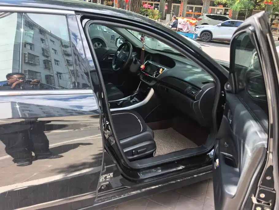 Фото 7 - Honda Accord