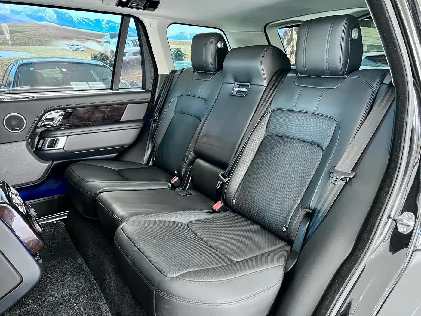 Land Rover Range Rover 2021 3.0 L6 Heritage Extended Classic Edition фото 11