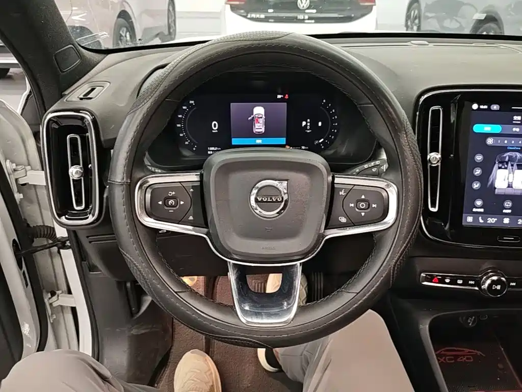 Фото 11 - Volvo XC40