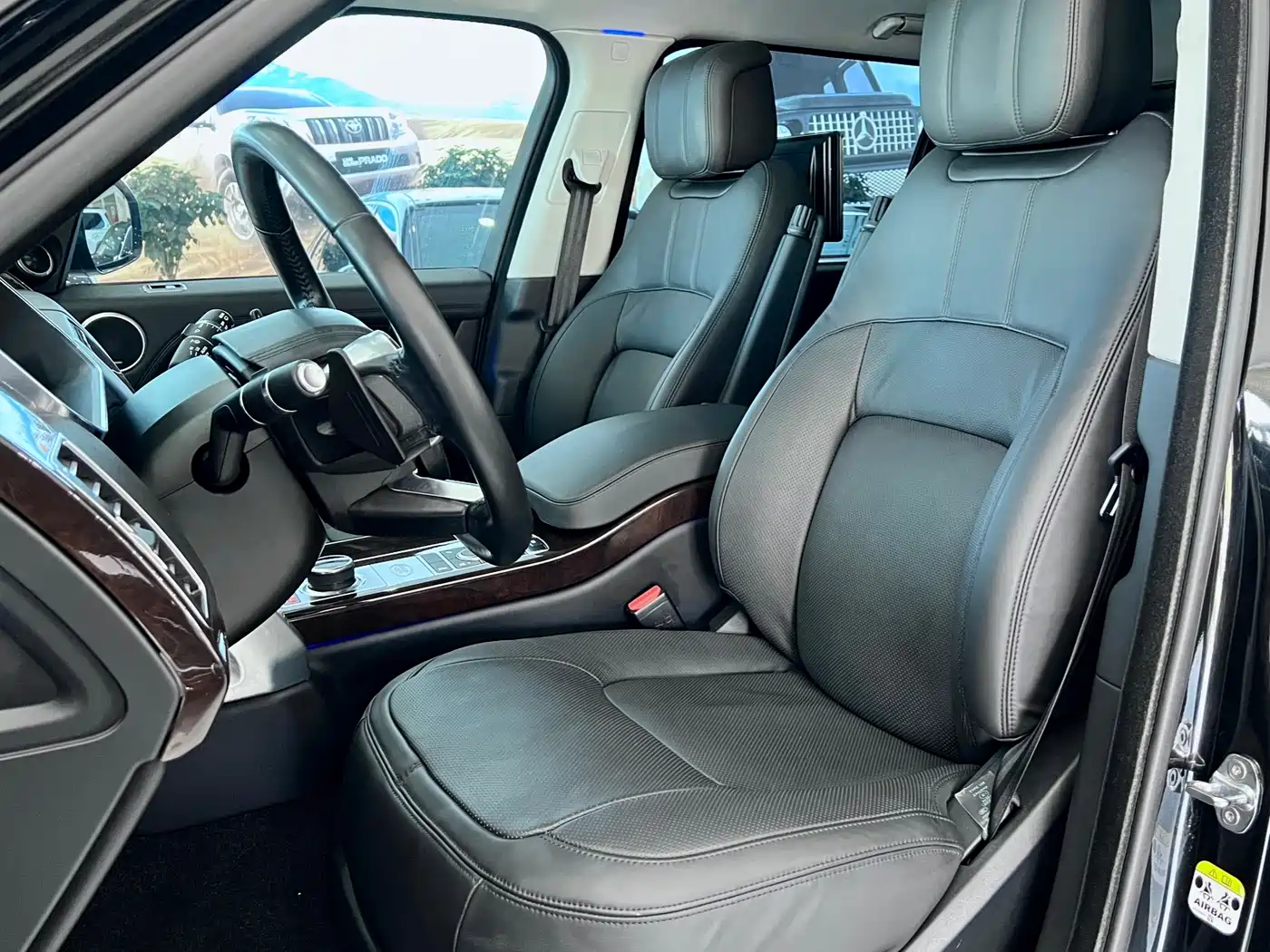 Land Rover Range Rover 2021 3.0 L6 Heritage Extended Classic Edition фото 6