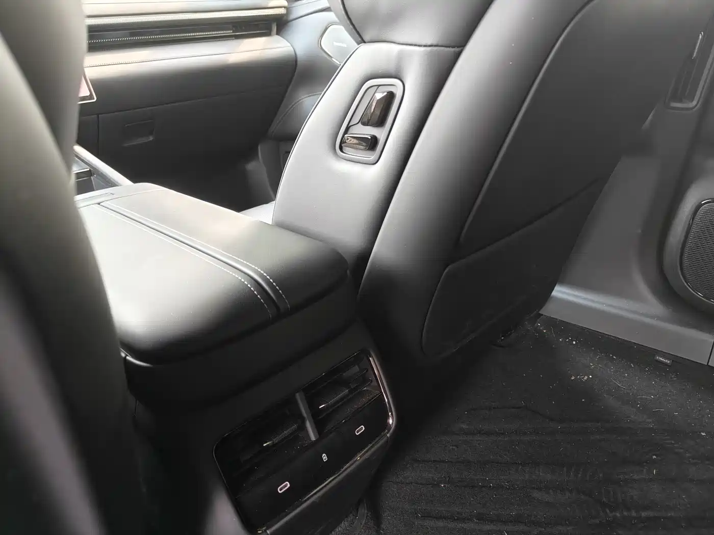 Lynk & Co 10 EM-P 2025 Model 120km Base Version фото 11