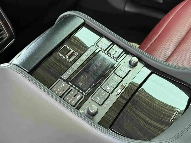 Photo 15 - Lexus LS