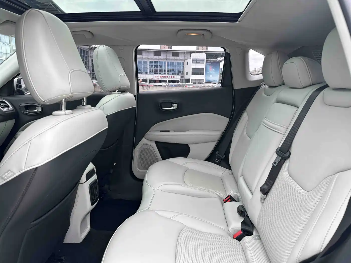 Photo 9 - Jeep Compass
