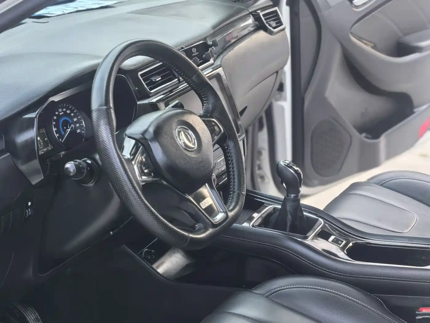 Dongfeng Fengguang Fengguang 580 2016 2016 Model 1.5T Manual Comfort Version
