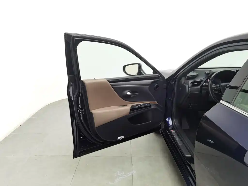 Фото 8 - Lexus ES