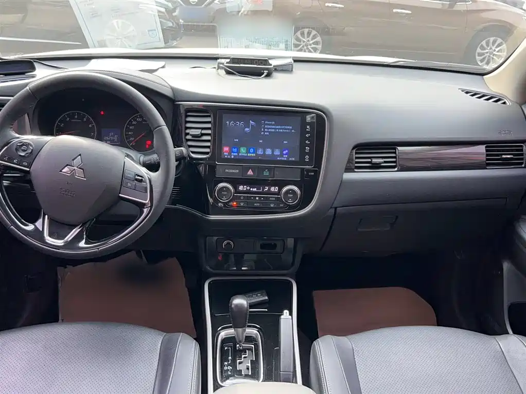 MITSUBISHI OUTLANDER